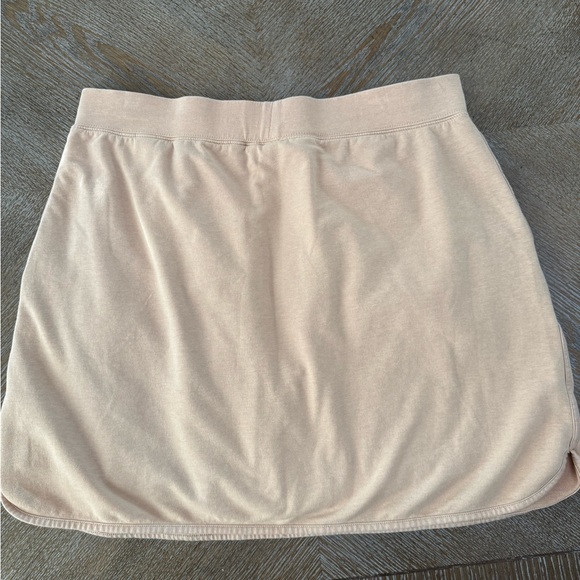 D & Co Beige Skort Large Pockets Stretchy  Rounded Hem Waist 34” Length 18” - Picture 5 of 6